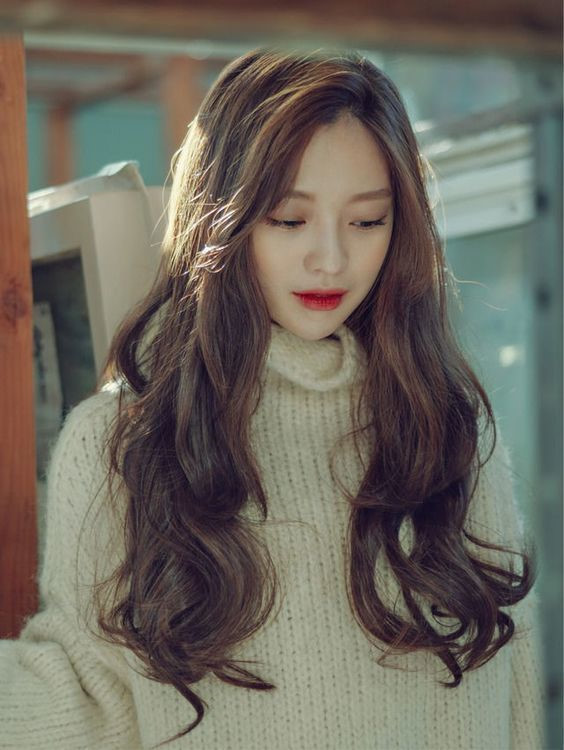 Những bộ tóc xoăn dài Hàn Quốc sẽ khiến bạn trông thật quyến rũ và nữ tính. Để có được bộ tóc này, bạn cần tìm thấy một thợ lành nghề và sử dụng các sản phẩm chăm sóc tóc đúng cách. Hãy click vào hình ảnh để khám phá thêm về những kiểu tóc xoăn dài Hàn Quốc đẹp nhất!
