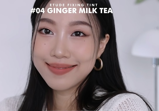 Swatch Etude Fixing màu 04 Ginger Milk Tea Cam Nâu
