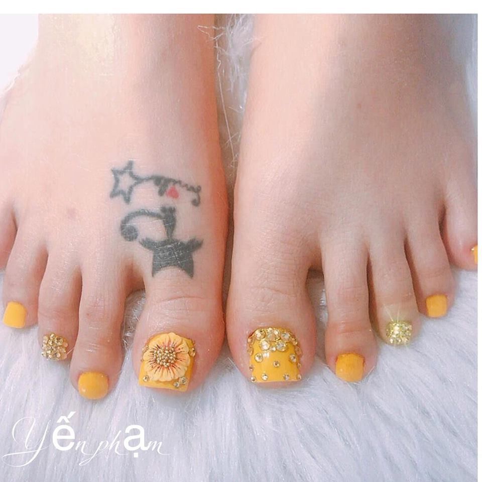 Những mẫu móng chân màu vàng đẹp được yêu thích